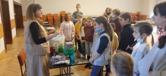 Wizyta Katarzyny Adamczak w Sztukarni. Dzieci pod jej okiem wykonywały swoje prace z gliny