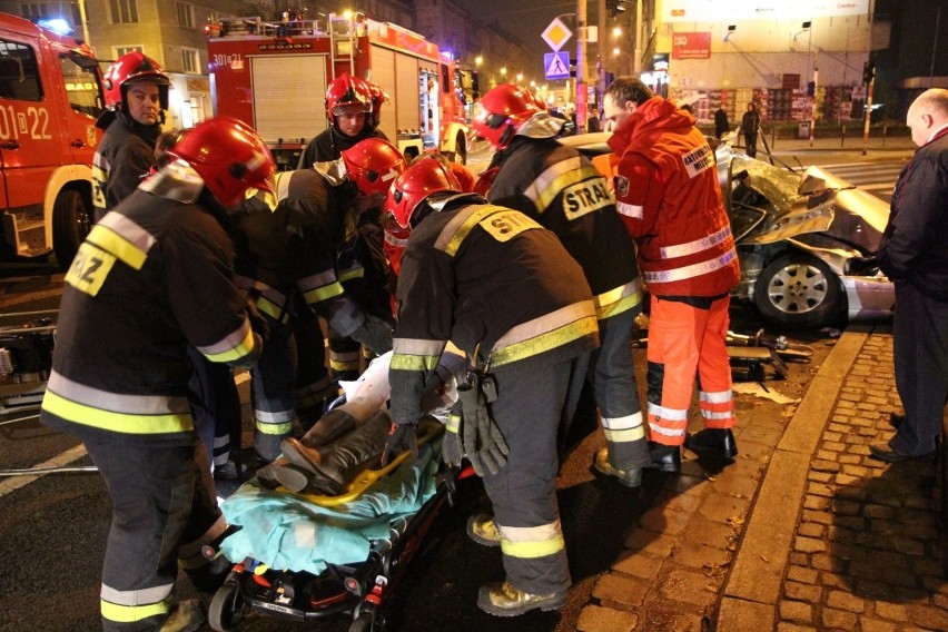 Wrocław: Rozpędzony samochód wjechał w tramwaj. Trzy osoby ranne (ZDJĘCIA)