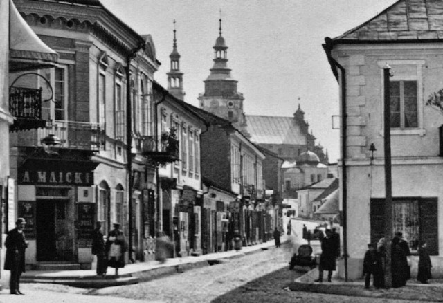 Położona w centrum Kielc ulica Duża wyjątkowo często zmieniała swoją nazwę. W roku 1668 nosiła nazwę Wielka, gdyż była ważną ulicą miasta, stanowiącą jeden z głównych traktów komunikacyjnych. A jak zmieniała się na przestrzeni wieków? Zobaczcie w galerii.

Na zdjęciu: Rok 1885. Ulica Duża, widok od Rynku.

>>>ZOBACZ WIĘCEJ NA KOLEJNYCH SLAJDACH