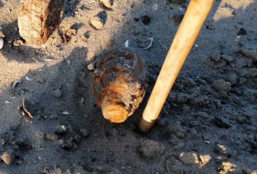 Granat na plaży w Lubczynie ciągle leży. Saperzy mają przyjechać w... poniedziałek