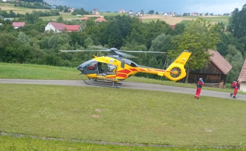 Śmigłowiec lądował w pobliżu szkoły w Długołęce-Świerkli