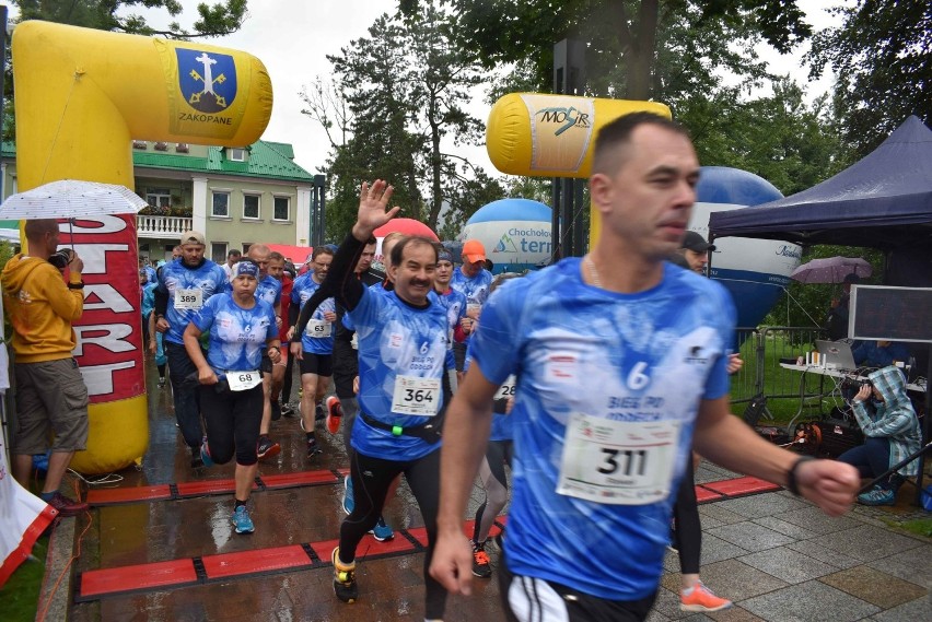 Zakopane. Pomimo deszczu i chłodu pobiegli po oddech dla chorych. Wśród nich była Justyna Kowalczyk