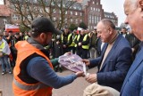 Protest rolników w Malborku. Wicestarosta dostał worek rzepaku, a burmistrz - worek owsa