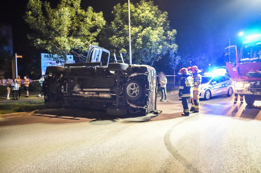 Dodge ram rozbity na rondzie w Lesznie