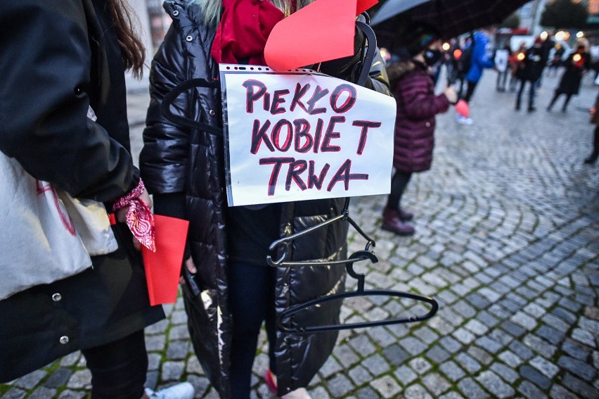 Leszno. Strajk kobiet - protest przeciwko zakazowi aborcji przeszedł pod siedzibę PiS w Lesznie [ZDJĘCIA i FILM]