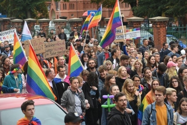 Toruńska parada równości odbywa się od kilku lat. Organizatorzy chcieliby, żeby - podobnie jak w Gdańsku - władze miasta też w niej uczestniczyły. Wsparłyby w ten sposób mniejszości.