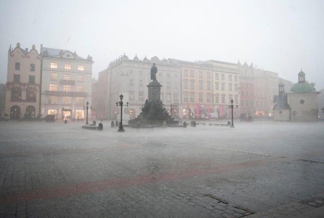 Rządowe Centrum Bezpieczeństwa ostrzega przed ulewnym deszczem, zdjęcie ilustracyjne