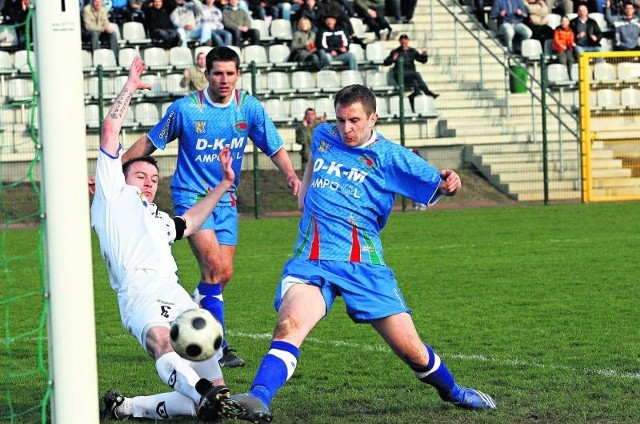 Grzegorz Dorobek z Miedzi Legnica trzy razy próbował pokonać bramkarza Zawiszy. Mimo doskonałej okazji nie potrafił zdobyć gola