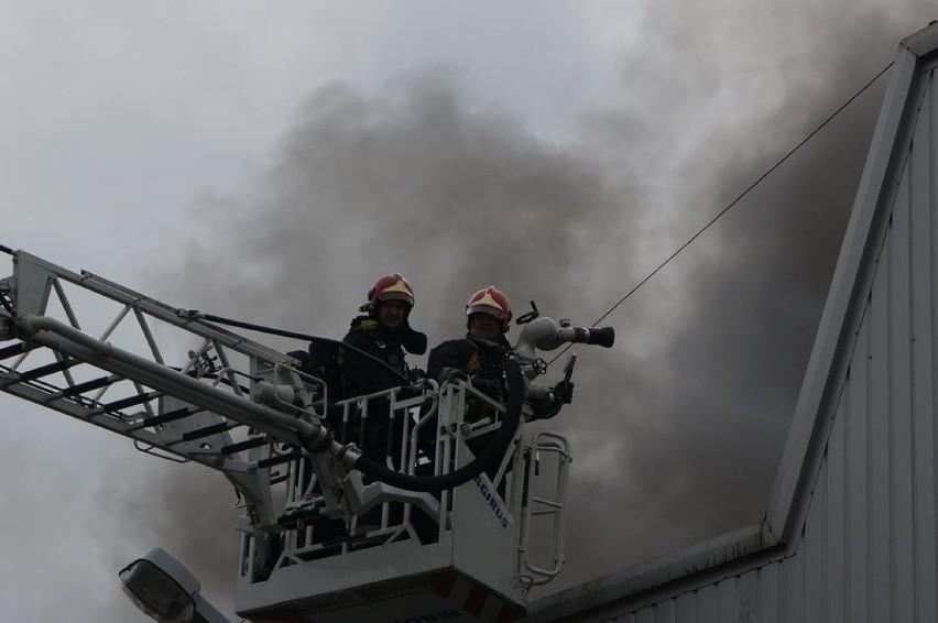 Pożar w Katowicach. Spaliła się hala magazynowa