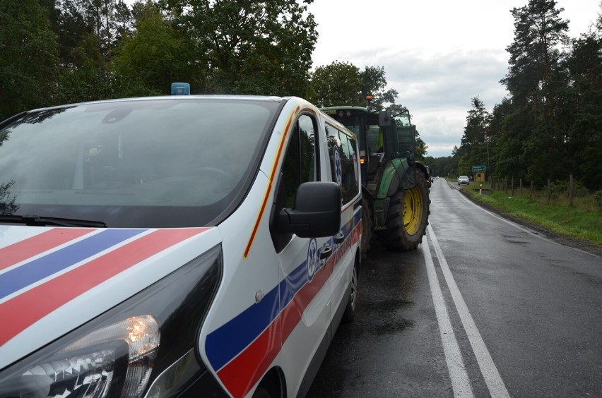 Ciągnik uderzył w tył karetki wiozącej pacjentkę