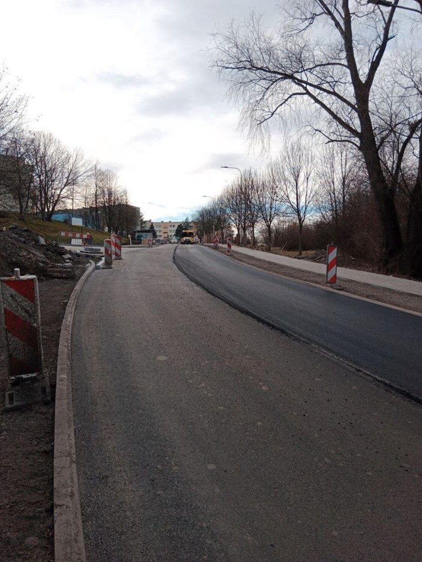Na ul. Kossak-Szatkowskiej w Cieszynie kładziony jest asfalt. Remont drogi postępuje