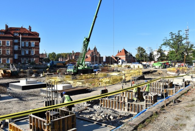 Budowa centrum przesiadkowego Opole Główne w miejscu dworca PKS. Trwają prace ziemne i przy fundamentach budynku.