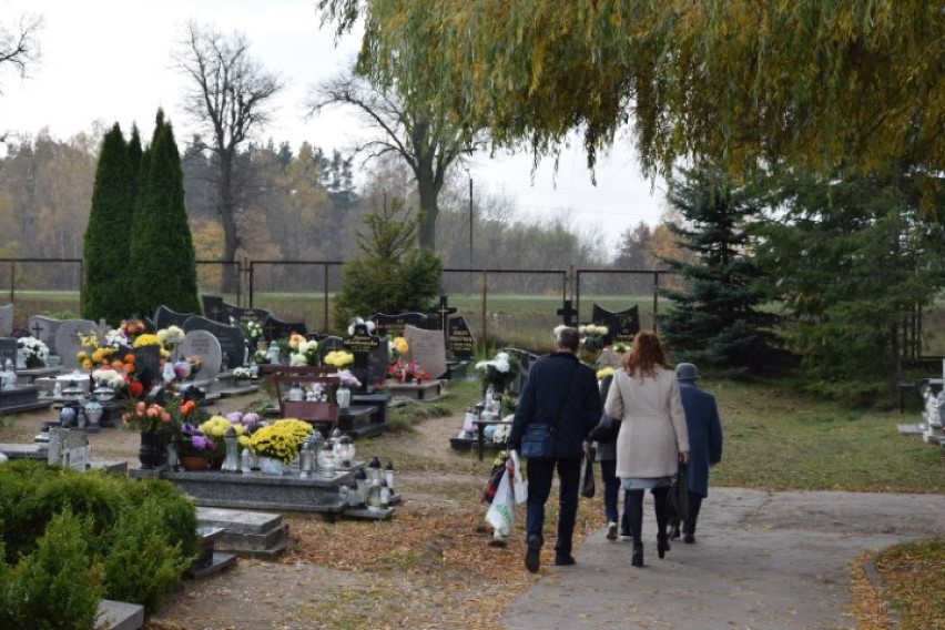 Na Łapiszewie mieszkańcy odwiedzają groby bliskich ZDJĘCIA 