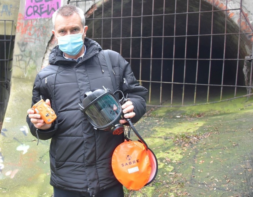 Pracujący w kanałach są wyposażeni w osobiste czujniki gazu....