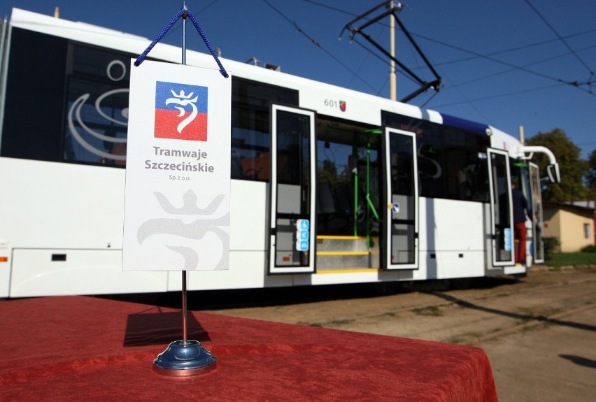 Premiera szczecińskiego tramwaju, czyli częściowo niskopodłogowiec na torach [wideo, zdjęcia]