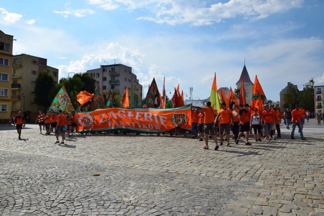 Przemarsz kibiców Zagłębia Lubin przed meczem z Zagłębiem Sosnowiec