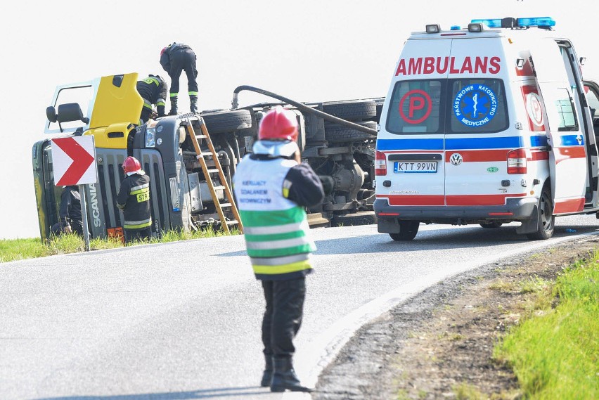 Chochołów. Wywrotka cysterny z ropą. Droga jest zablokowana [ZDJĘCIA]