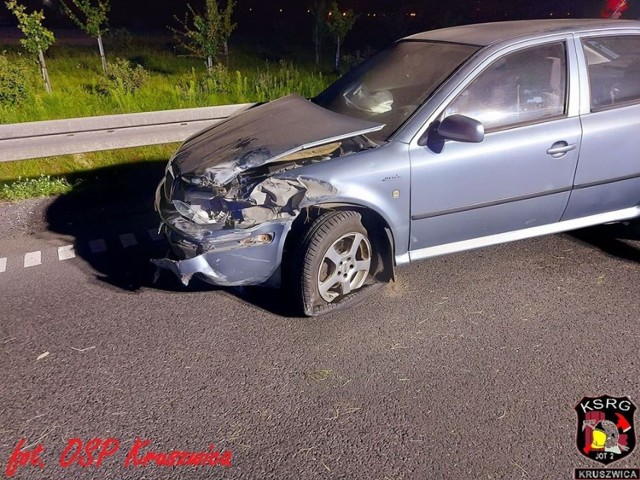 Do zdarzenia doszło na drodze krajowej nr 25. Na miejsce przybyły trzy jednostki straży pożarnej, policja oraz pogotowie ratunkowe.