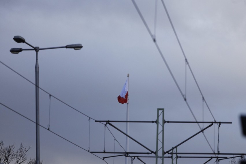 Żałoba w Warszawie. Dlaczego flaga Polski na Rondzie Radosława wciąż wisi?