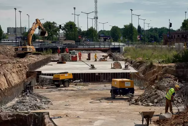 Gdyby prace toczyły się zgodnie z terminem, podziemna droga w Nowym Centrum Łodzi powstająca w śladzie ul. Hasa, dawno byłaby już gotowa. 

Jej  budowa opóźniła się jednak o rok. Pocieszeniem pozostaje tylko fakt, że rozpoczęte prace konstrukcyjne posuwają się w tempie nastrajającym optymistycznie.

ZDJĘCIA I WIĘCEJ INFORMACJI - KLIKNIJ DALEJ


