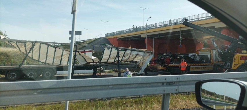 Samochód ciężarowy uderzy w wiadukt na drodze S3 w Zielonej...