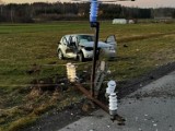 BMW ścięło słup energetyczny pod Tarnowem. W części domów Starych Żukowic zgasło światło, bo trzeba było odciąć dostawy prądu
