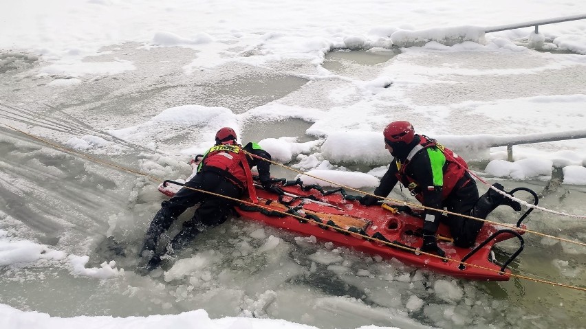 Strażacy ze Świnoujścia odbyli ćwiczenia lodowe