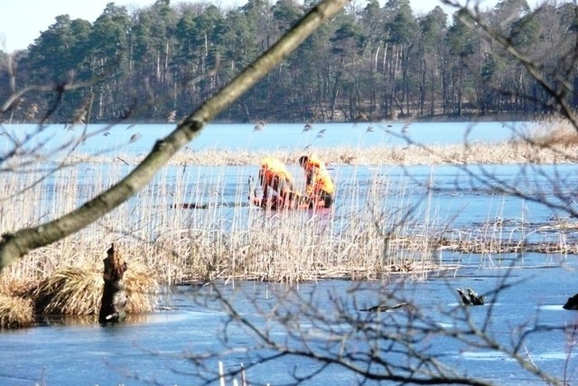 Wypadek w miejscowości Kujan w powiecie złotowskim. Lód załamał się pod wędkarzem [ZDJĘCIA]