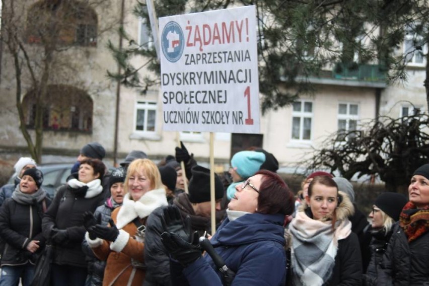 W Krotoszynie odbyły się protesty nauczycieli z Zespołu...