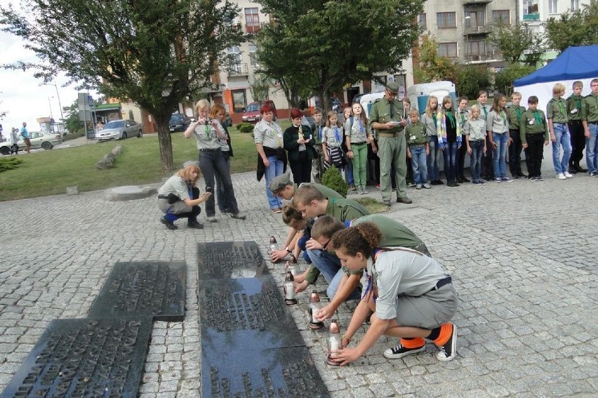 Zapalenie zniczy przed pomnikiem powieszonych na...