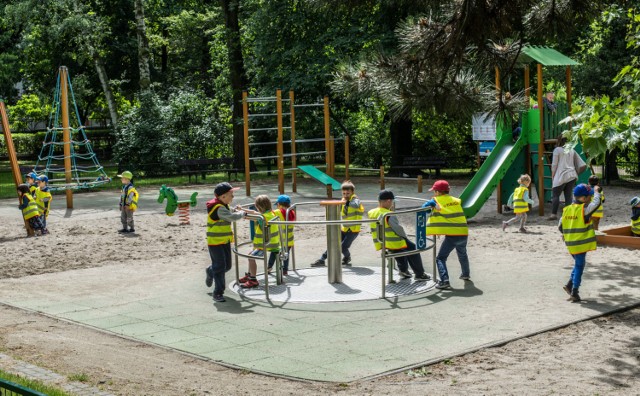 Ten plac zabaw w parku Kazimierza Wielkiego postał w ramach Bydgoskiego Budżetu Obywatelskiego.