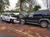Kolejny wypadek na zakręcie w Radoszynie (gm. Skąpe). Zderzyły się dwa samochody osobowe. Są utrudnienia w ruchu 