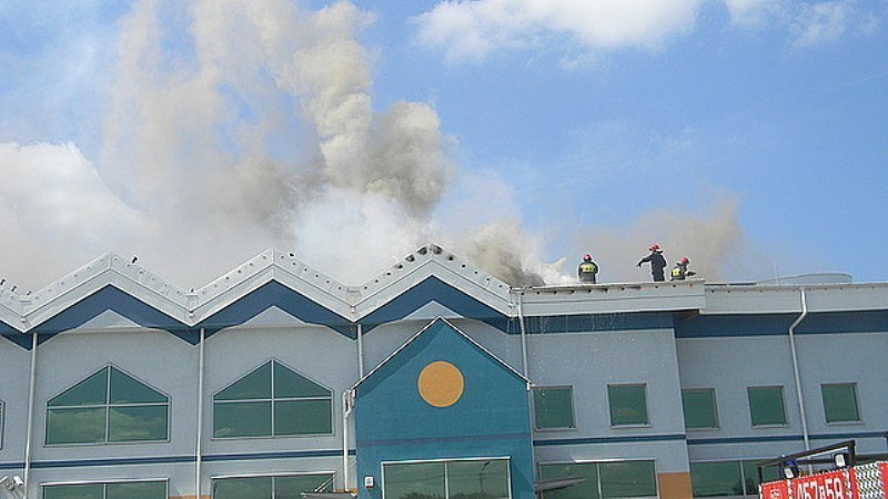 Ponad 17 godzin trwało gaszenie pożaru dachu krytej pływalni...