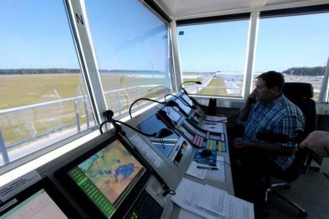 System ILS, który wspomaga bezpieczne lądowanie samolotu w ...