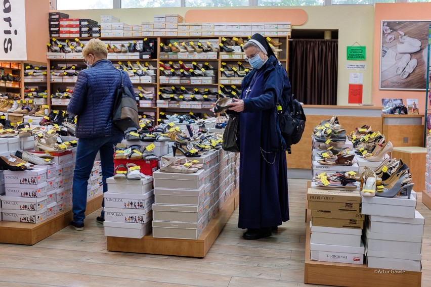 Poluzowanie obostrzeń w Tarnowie. Ludzie wrócili do galerii i centrów handlowych, na ulice i obiekty sportowe [DUŻO ZDJĘĆ]