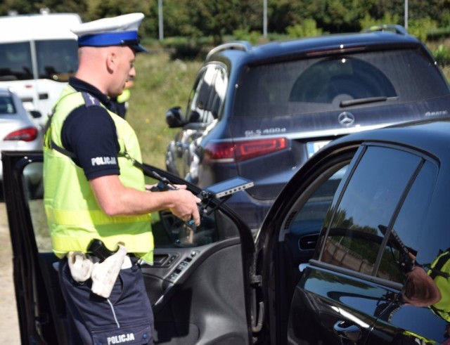 Kierowcy na drogach wciąż stwarzają duże niebezpieczeństwo, decydując się na manewr wyprzedzania czy omijania przed przejściem dla pieszych.