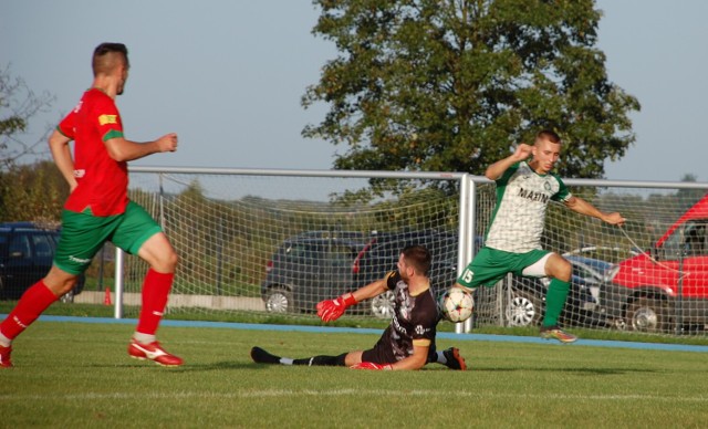 LKS Czeuśnica (biało - zielone stroje) pokonał Partyzanta Targowiska 3-2