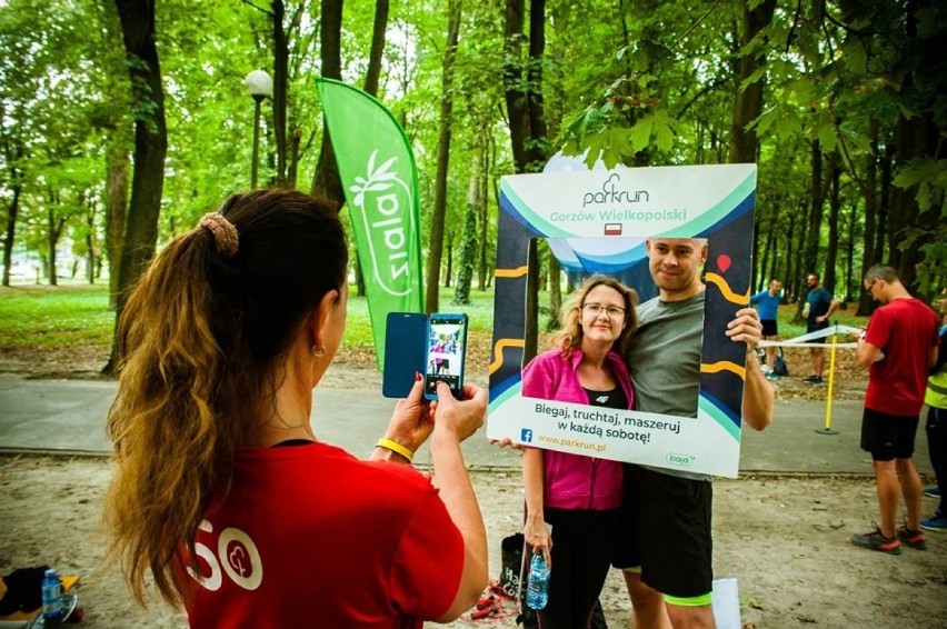 GORZÓW: To już tradycja. Miłośnicy biegania spotkali się w Parku Kopernika. Za nami 103. Parkrun [ZDJĘCIA]      