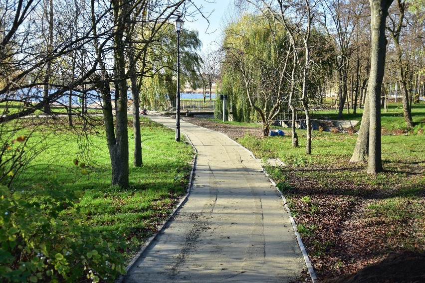Tak wygląda park nad Małym Jeziorem Żnińskim 08.11.2022.