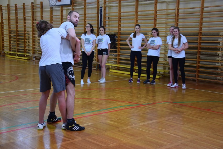 Samoobrona i judo w ZS 1 w Tychach w wykonaniu trenerów...