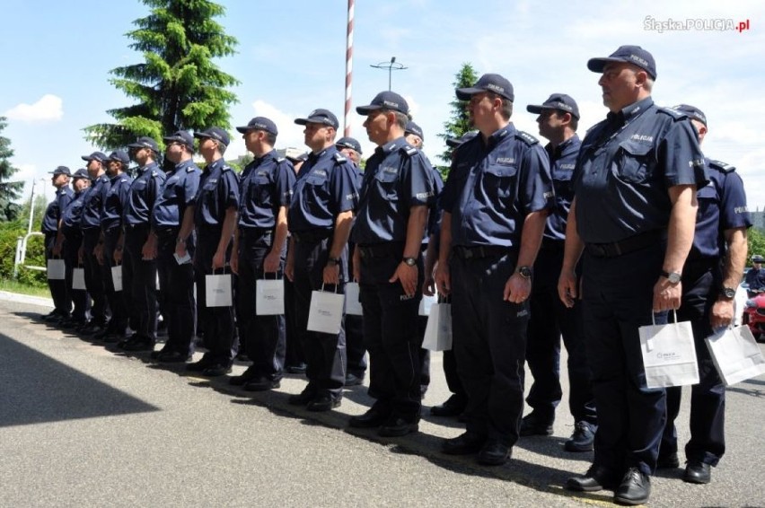 Przekazanie nowych radiowozów dla jednostek policji w...