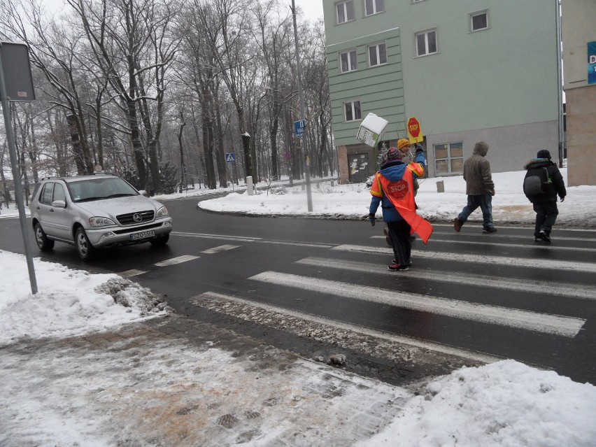 Kanalizacja Żory: przejście ogrodzone, bo trwają roboty. Dzieci nadrabiają metry do szkoły. FOTO