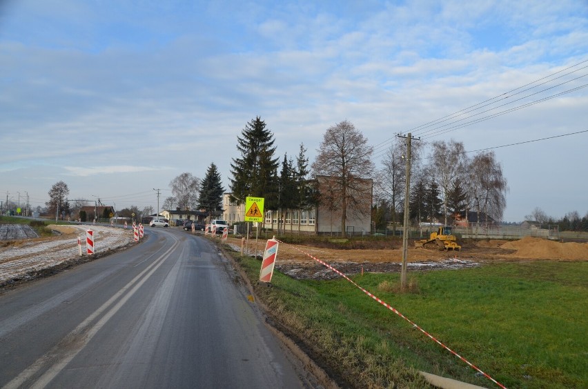 Dwie drogowe inwestycje ruszyły w gminie Błaszki. Przebudowa powiatowej drogi i budowa obwodnicy ZDJĘCIA