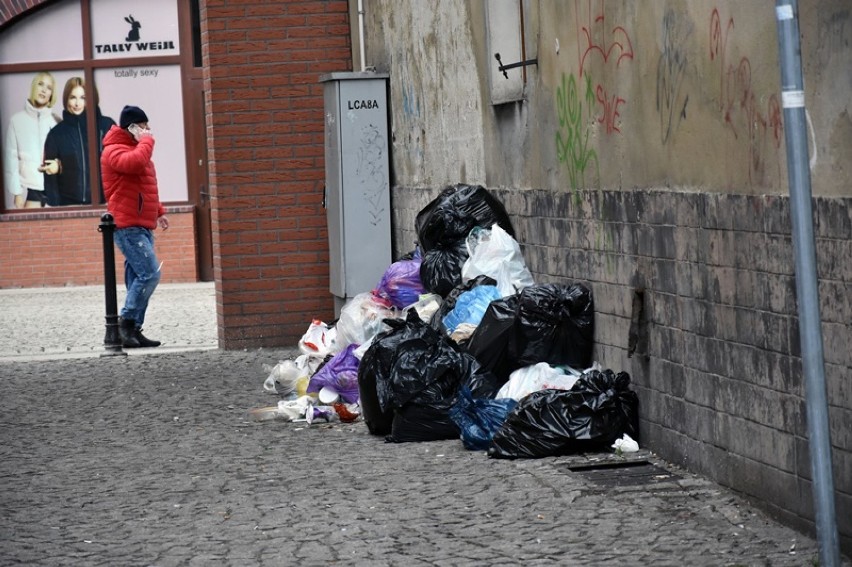 Góra śmieci rośnie przy ul. NMP w Legnicy