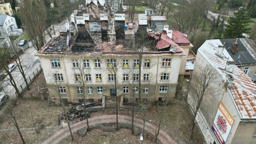 Dawna siedziba szpitala przy ulicy Ogrodowej w Kielcach nie ma dachu. Do rozebrania zostały kominy. Ma tu powstać market Aldi   