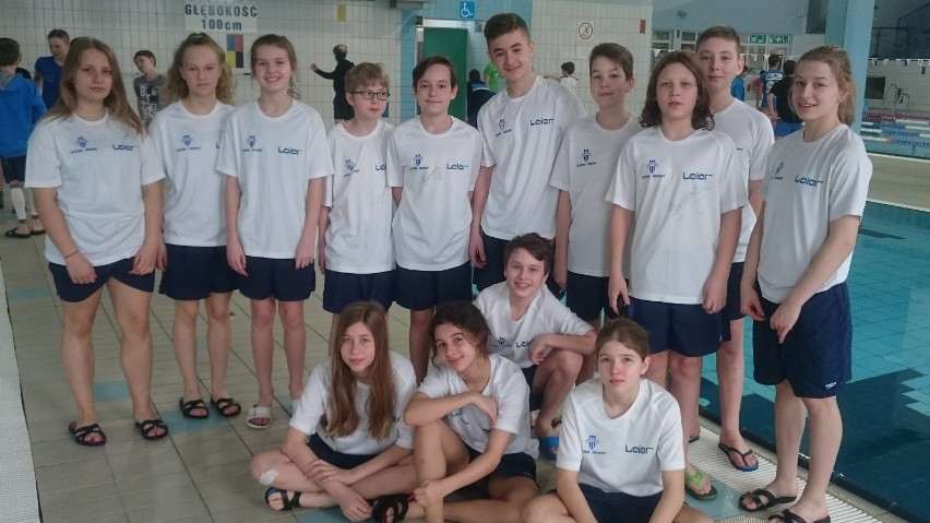 Dwanaście medali pływaków MAL WOPR w mistrzostwach młodzików