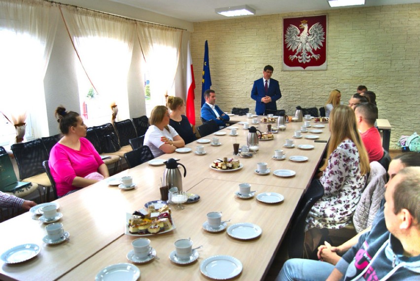 Wójt Robert Łoza w Urzędzie Gminy spotkał się z młodymi rodzicami