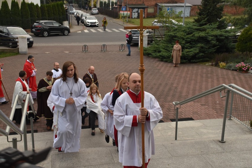 Pleszew. Historyczna chwila dla pleszewskiej parafii....