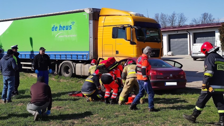 Wypadek w Świerczowie. Osoby peugeot wjechał w zaparkowany...