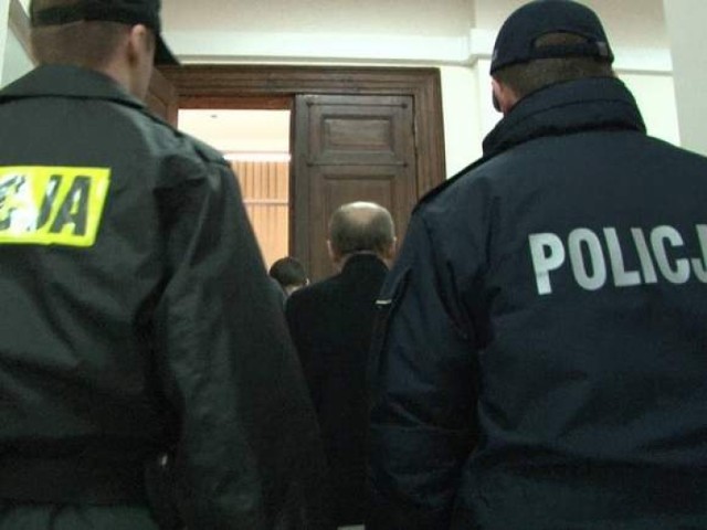 Czwartek. Mirosław C. w asyście policjantów wchodzi do sali sądowej. Niebawem usłyszy wyrok.